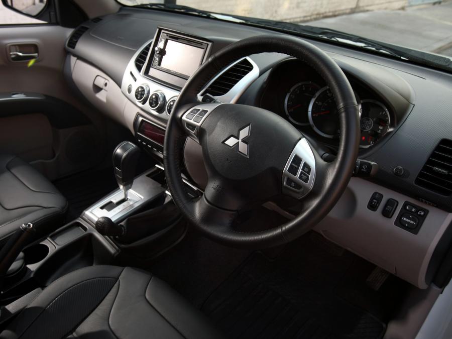 Интерьер Mitsubishi L200 Black Barbarian 2012 года  (UK) (фото 14 из 68)